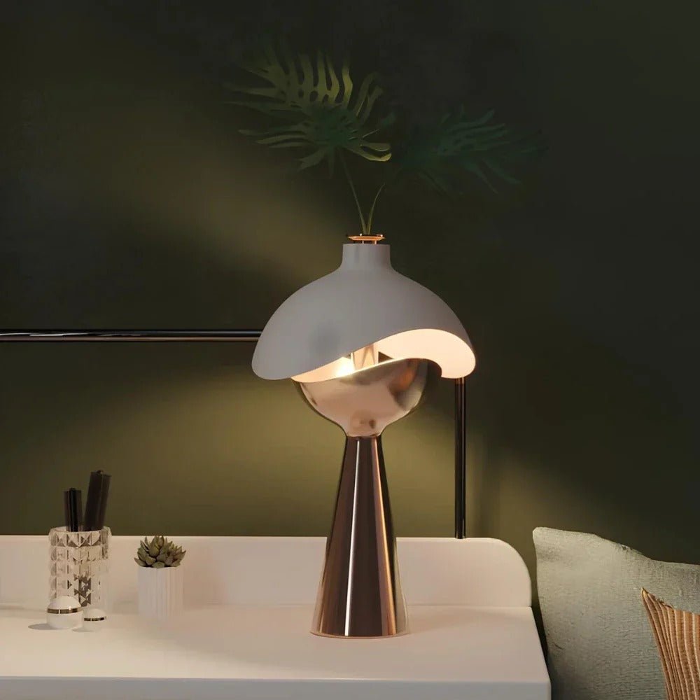 Stolní lampa s vyřezávaným designem – elegance a originalita