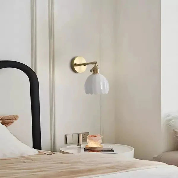 Fali Díszlámpa – Rügyben lévő Virág és Romantikus Hangulat