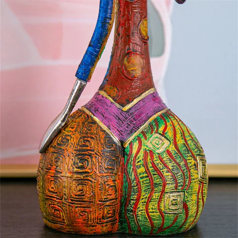 Abstrakti veistos nainen – eleganssia ja moderniutta