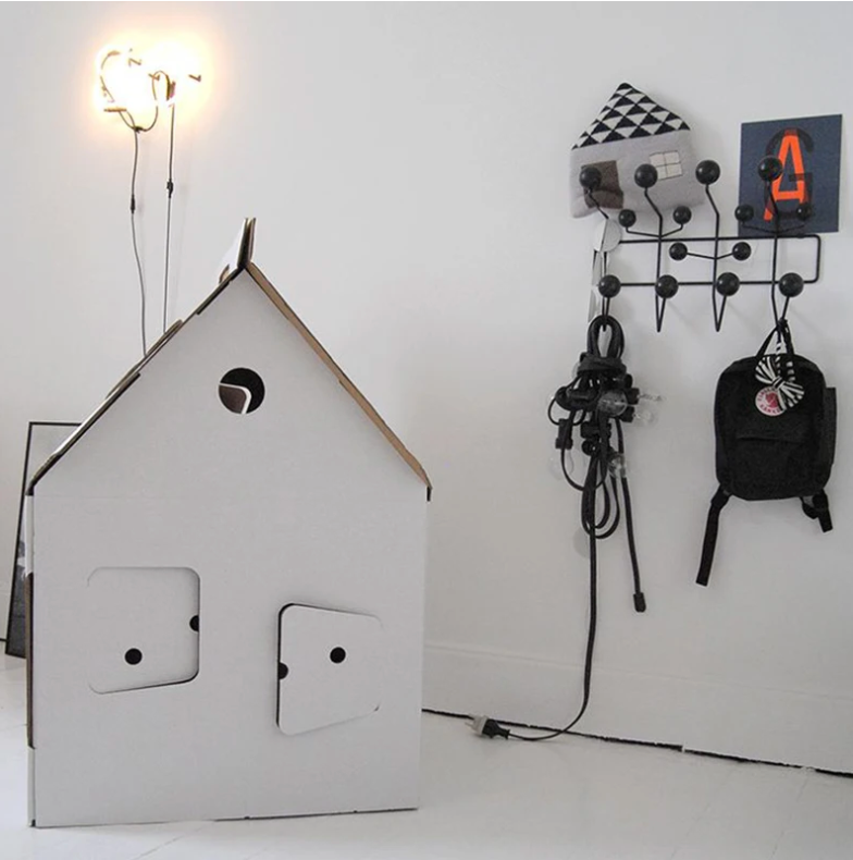 Väggmonterad Klädhängare – Elegant och Funktionell