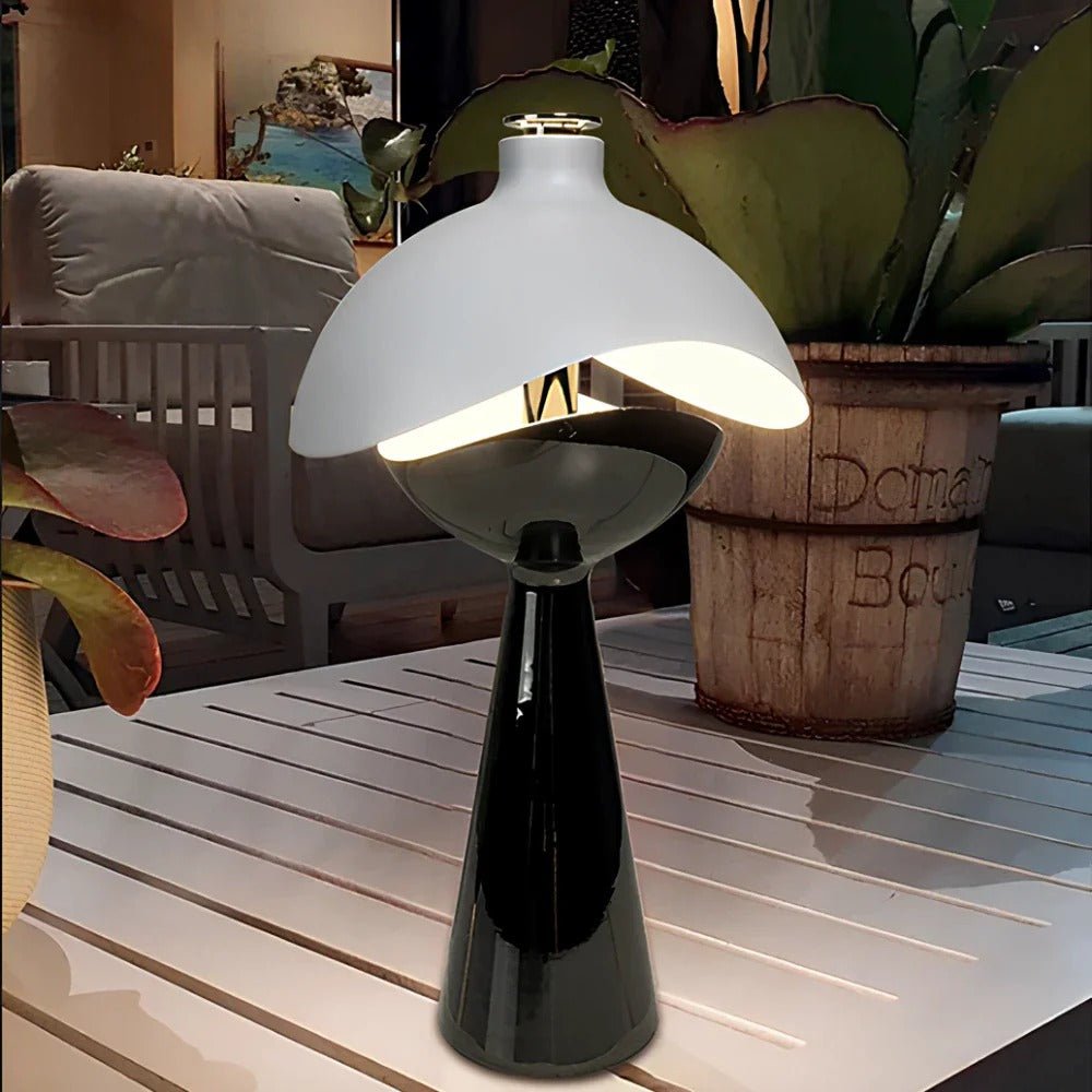 Stolní lampa s vyřezávaným designem – elegance a originalita