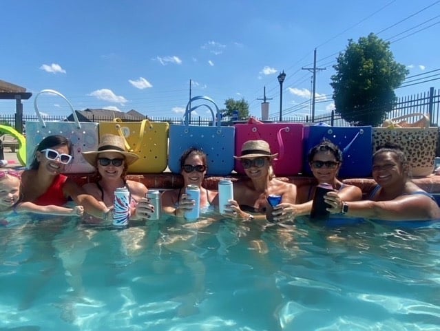 Stiv strandveske - fargerik design og stor kapasitet