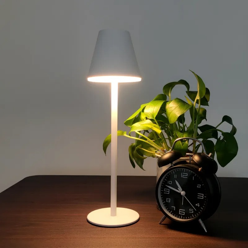Lampada da Tavolo Senza Fili – Design Moderno e Illuminazione Nomade