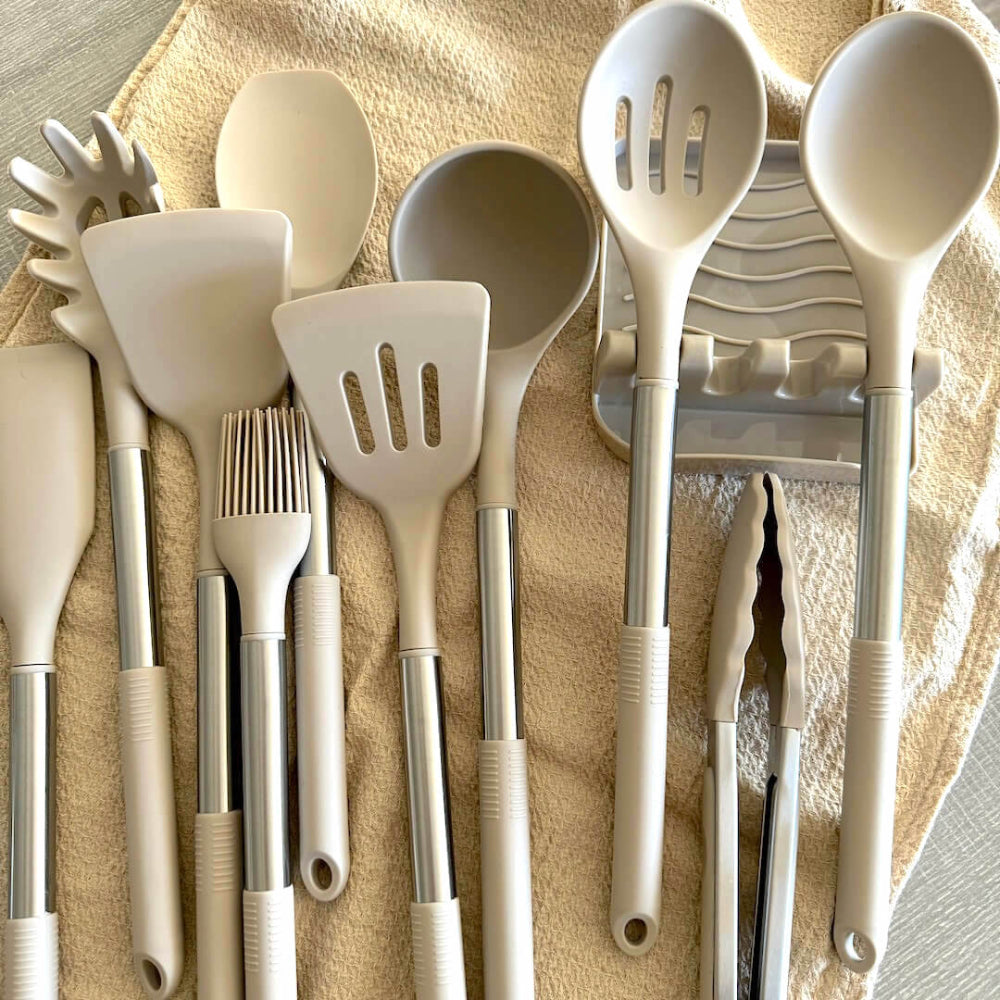 12-delers sett med kokekar i silikon - komplett og behagelig å bruke