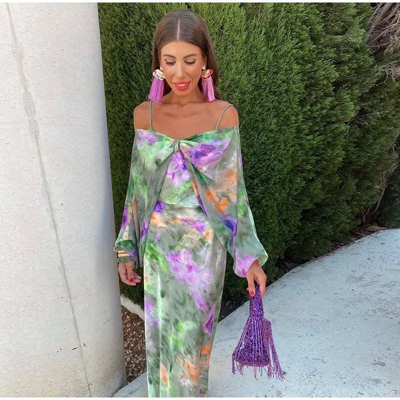 Ginette | Lange Elegante Jurk – Gekleurde Print En Ontblote Schouders 