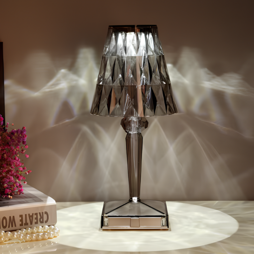 Tischlampe aus Kristall – moderne Eleganz und warme Atmosphäre 