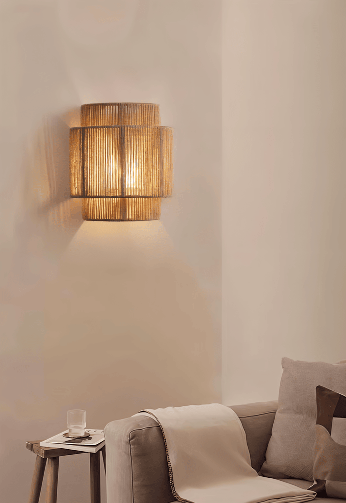 Vegglampe i rotting med skjerm av hampetau - naturlig lys og autentisk sjarm