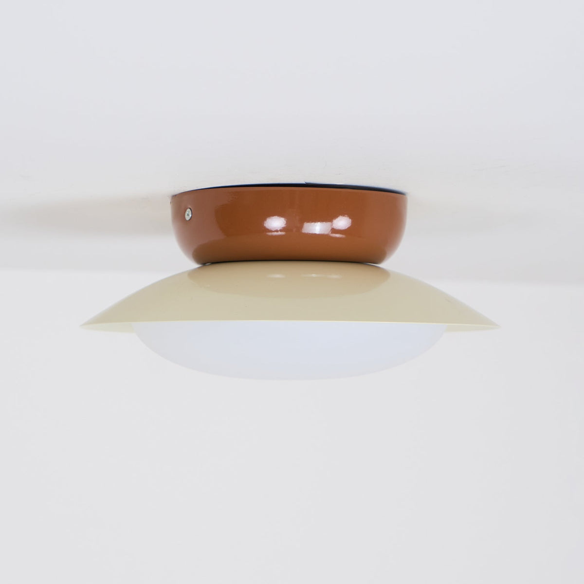 Rund LED-taklampe - naturlig glød og diskret eleganse