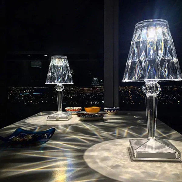 Tischlampe aus Kristall – moderne Eleganz und warme Atmosphäre 