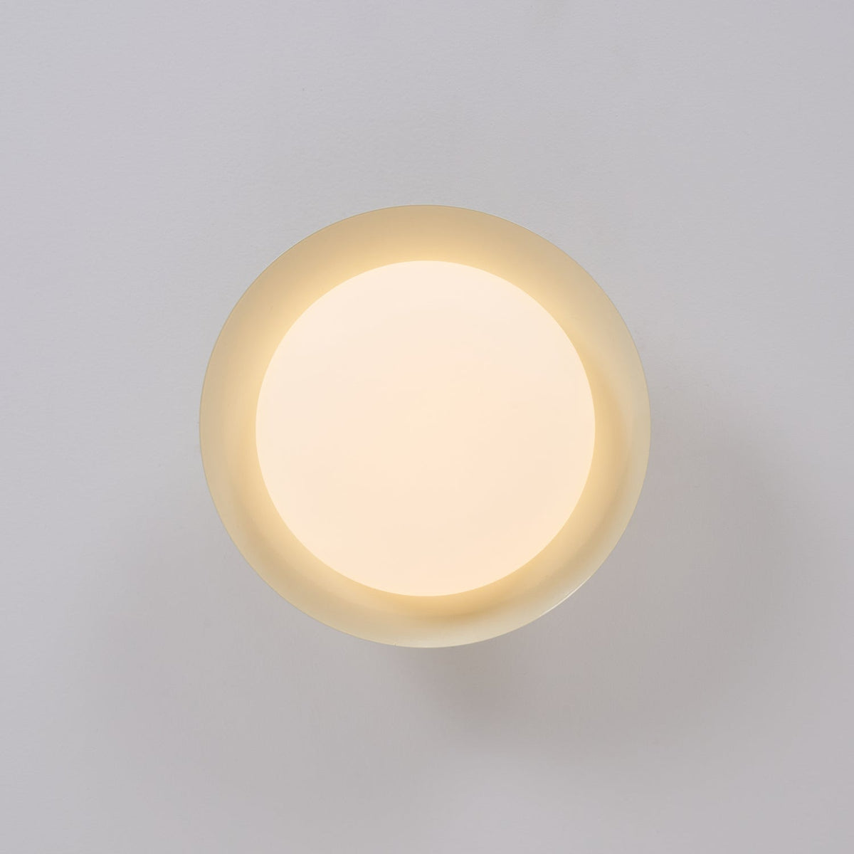 Rund LED-taklampe - naturlig glød og diskret eleganse