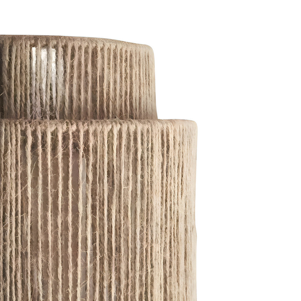 Vegglampe i rotting med skjerm av hampetau - naturlig lys og autentisk sjarm