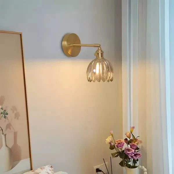 Dekorativ Vegglampe – Blomst i Knopp og Romantisk Stemning 
