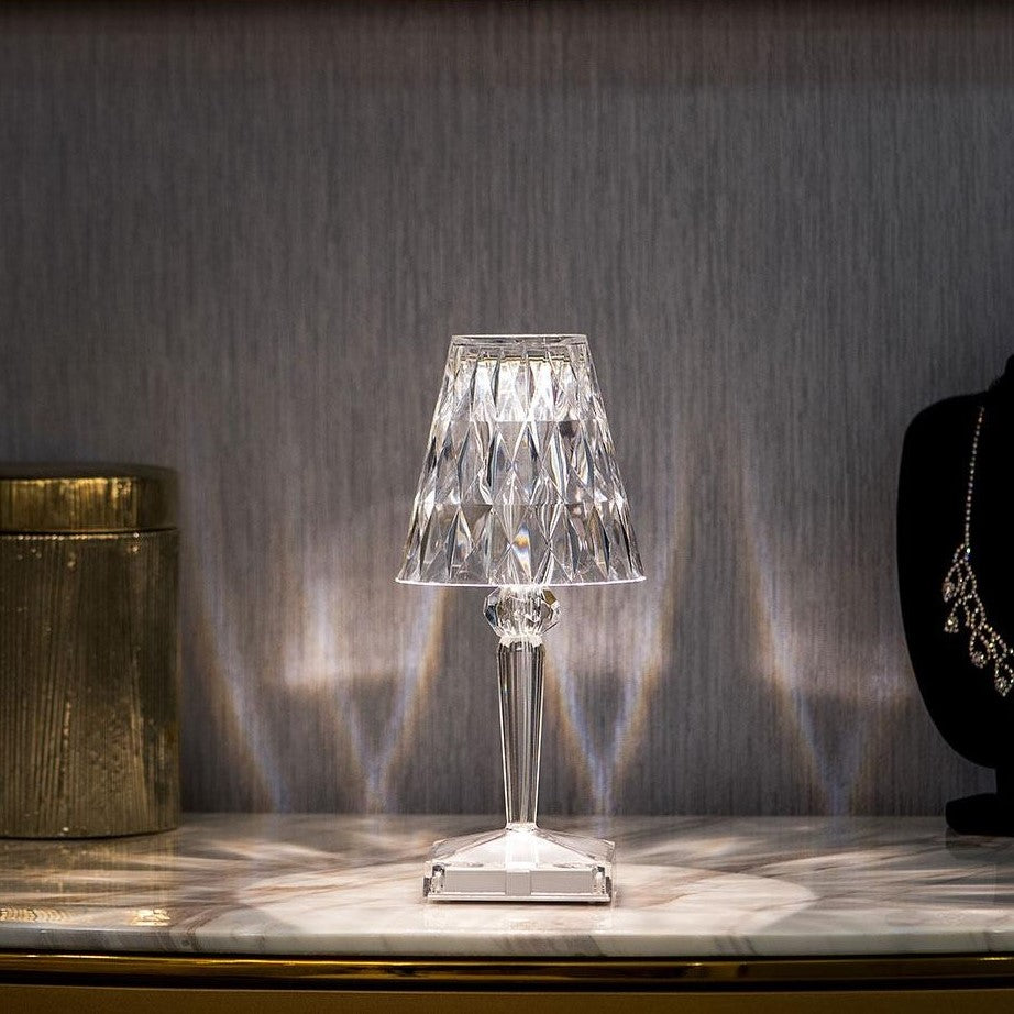 Tischlampe aus Kristall – moderne Eleganz und warme Atmosphäre 