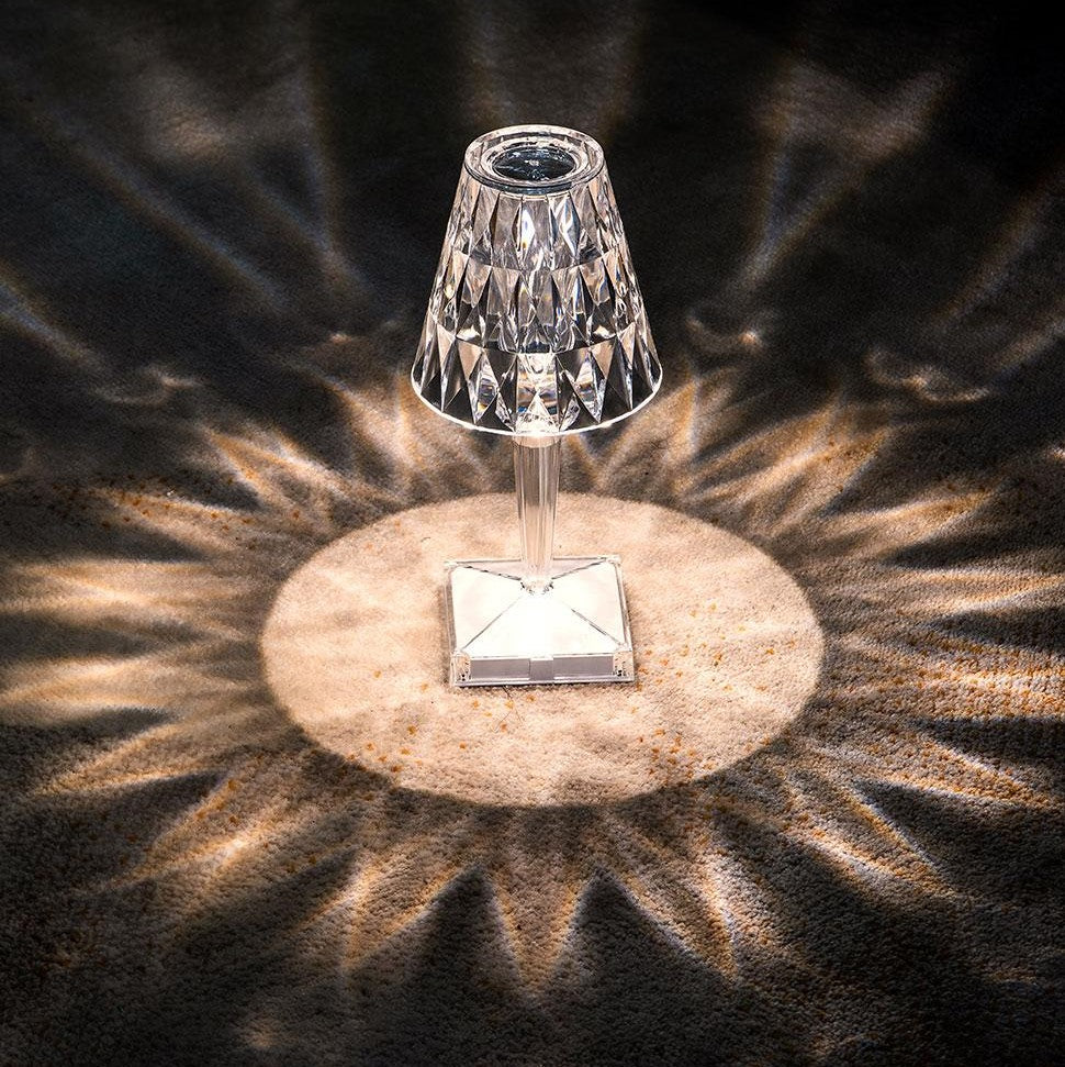 Tischlampe aus Kristall – moderne Eleganz und warme Atmosphäre 