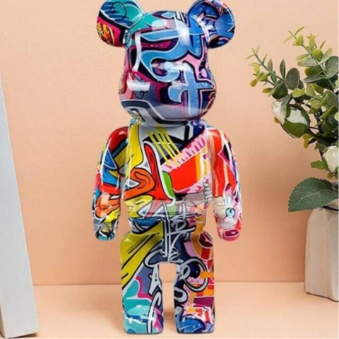 منحوتات زخرفية على الجدران - ألوان زاهية وروح حضرية