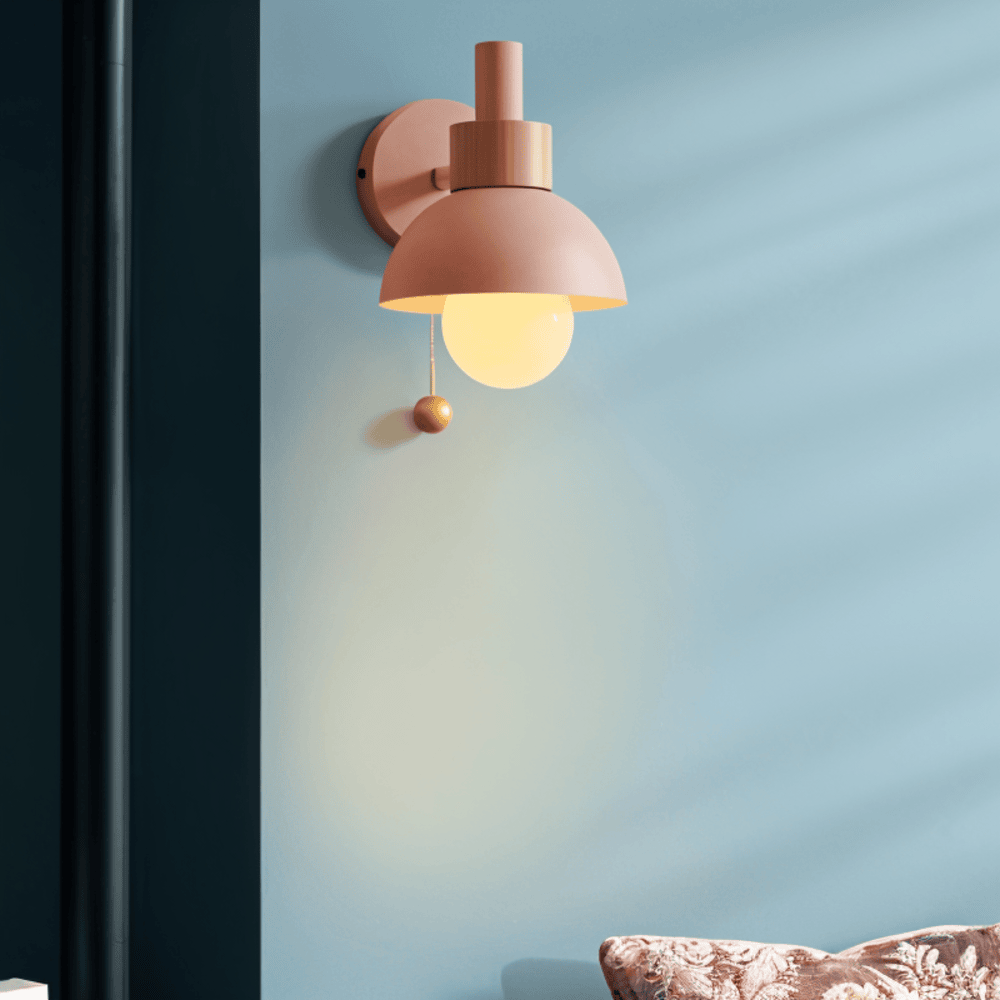Pastellfarget vegglampe med trekkbryter - myk belysning og moderne stil