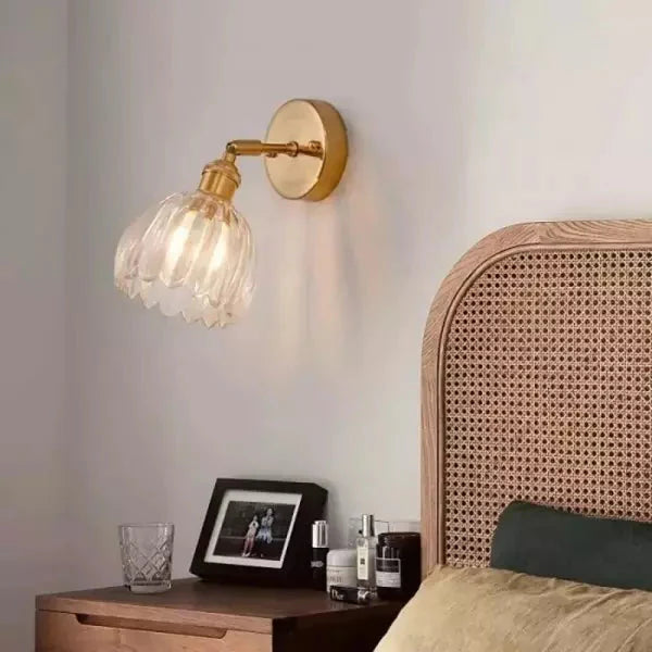 Dekorativ Vegglampe – Blomst i Knopp og Romantisk Stemning 