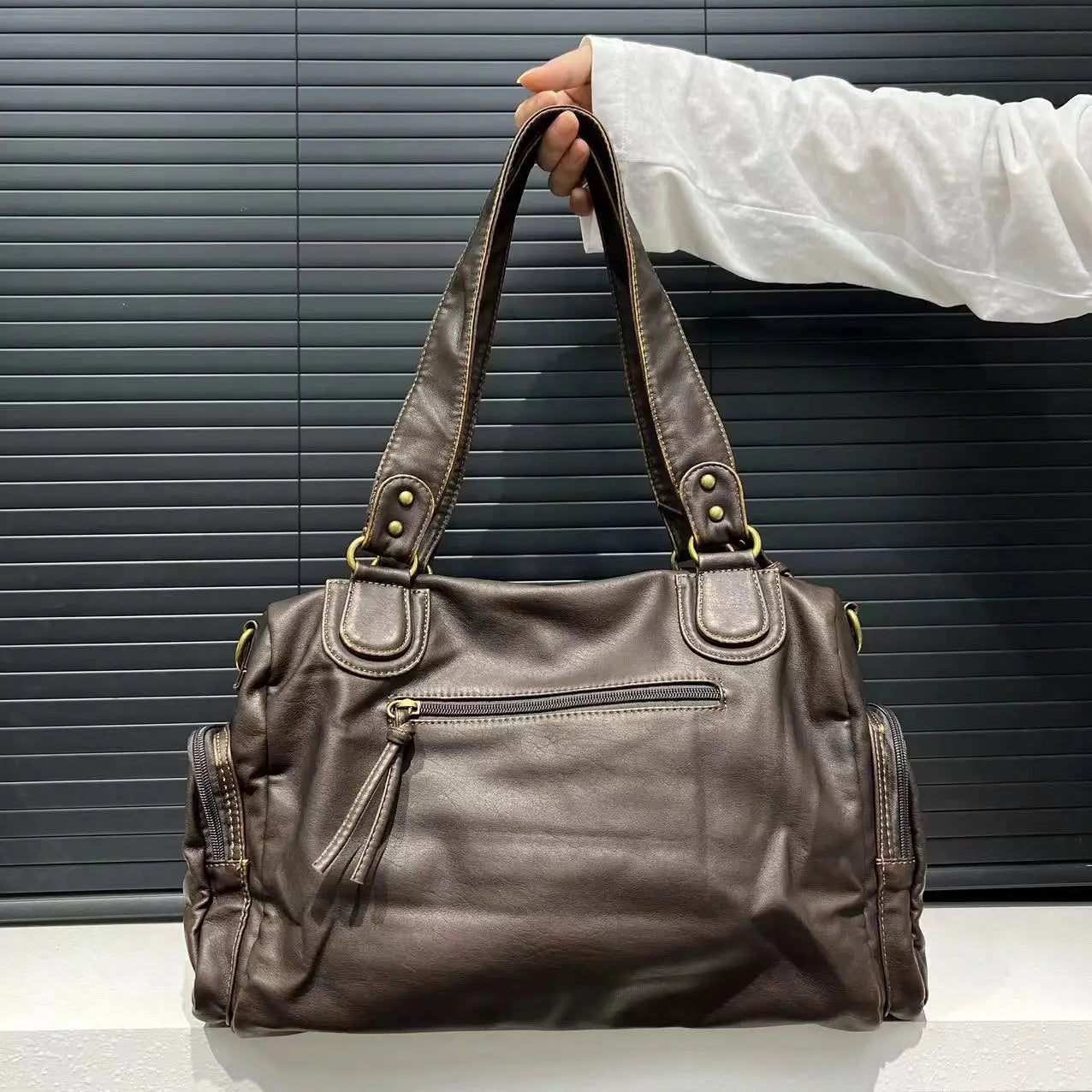 クララ | レトロなショルダーバッグ – 時代を超えたエレガンスとヴィンテージスタイル 